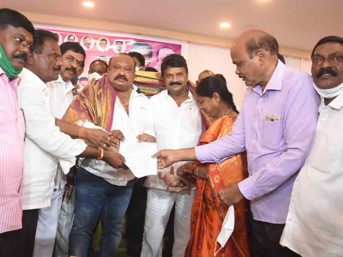 హుజురాబాద్‌లో కుల సంఘ భ‌వ‌నాల‌కు ప‌ట్టాలు అంద‌జేత‌