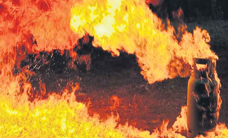 గ్యాస్‌ సిలిండర్‌ పేలి 9 మంది మృతి