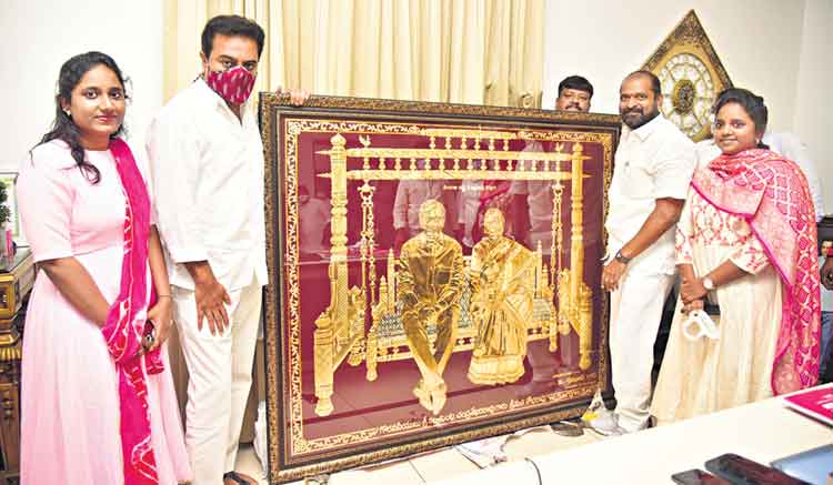 మంత్రి కేటీఆర్కు అపూర్వ కానుక