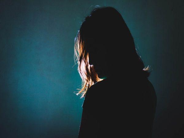 దారుణం : మ‌హిళ‌పై సామూహిక లైంగిక దాడి ఆపై బీరు బాటిళ్ల‌తో..