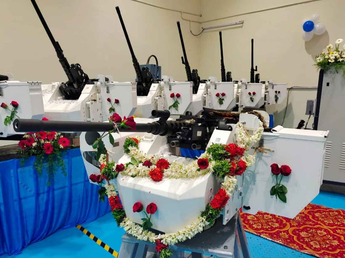 రక్షణ దళాలకు భారీ మెషిన్ గన్స్‌ అందజేత