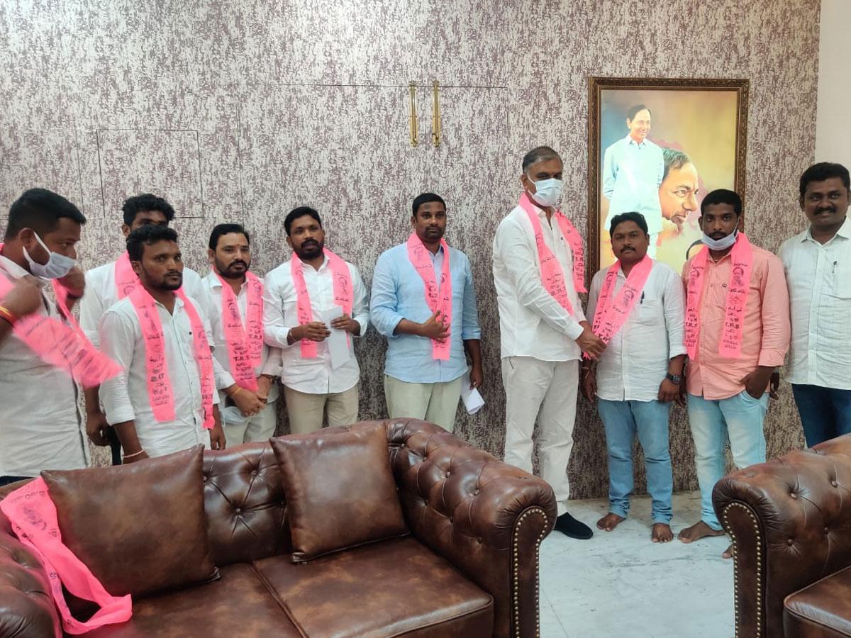 టీఆర్‌ఎస్‌లో చేరిన హుజూరాబాద్ విద్యార్థి సంఘం నేతలు