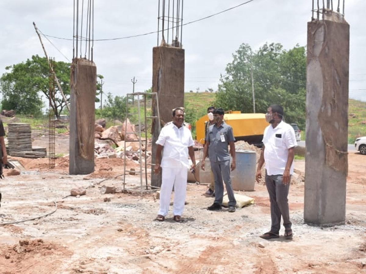 హరిత హోటల్ నిర్మాణ పనులను పరిశీలించిన మంత్రి కొప్పుల
