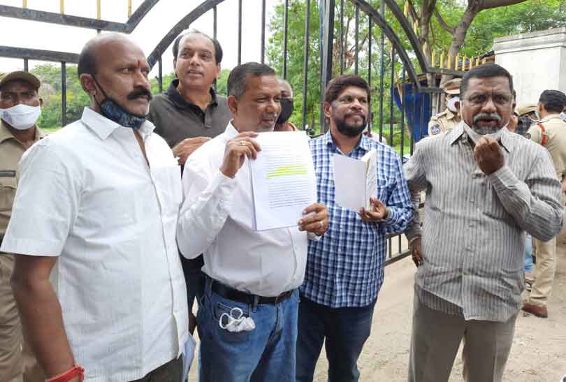 రోడ్డెక్కిన రాజకీయం