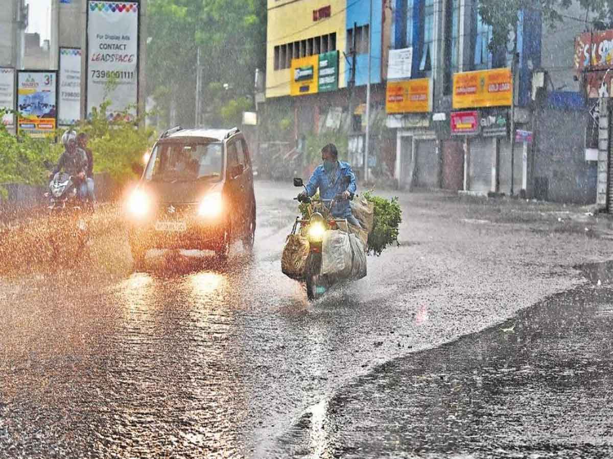 ఉపరితల ద్రోణి ప్రభావం: ఏపీలో భారీ వర్షాలు