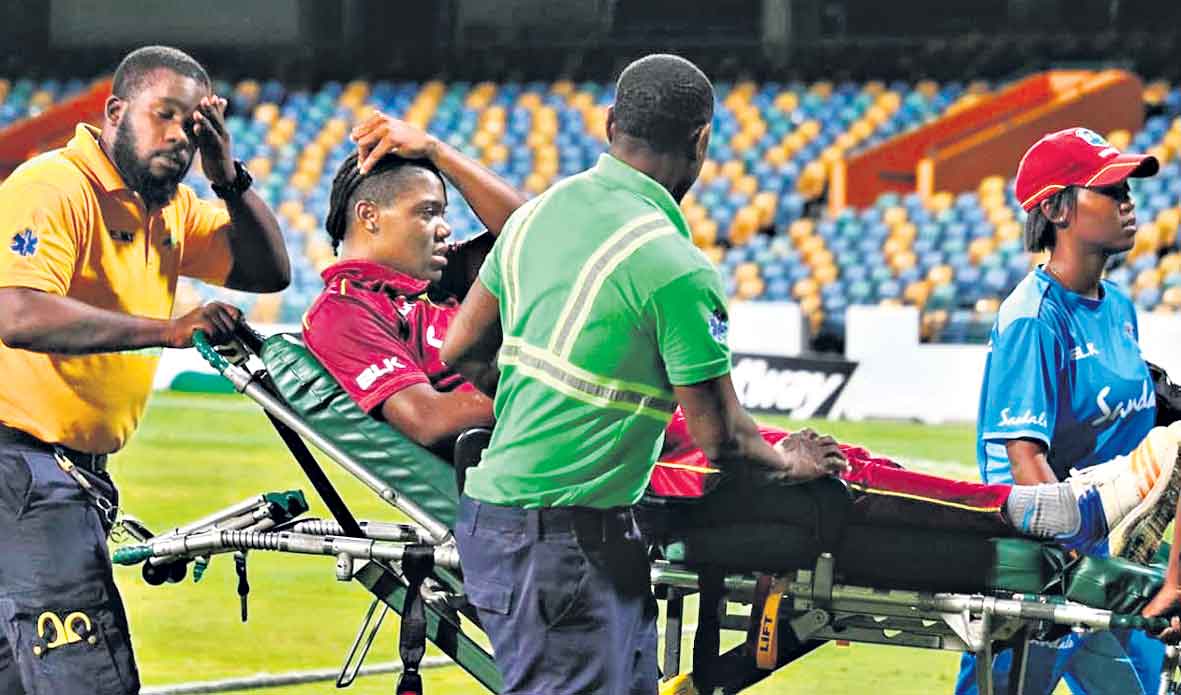 మైదానంలోనే కుప్పకూలారు..