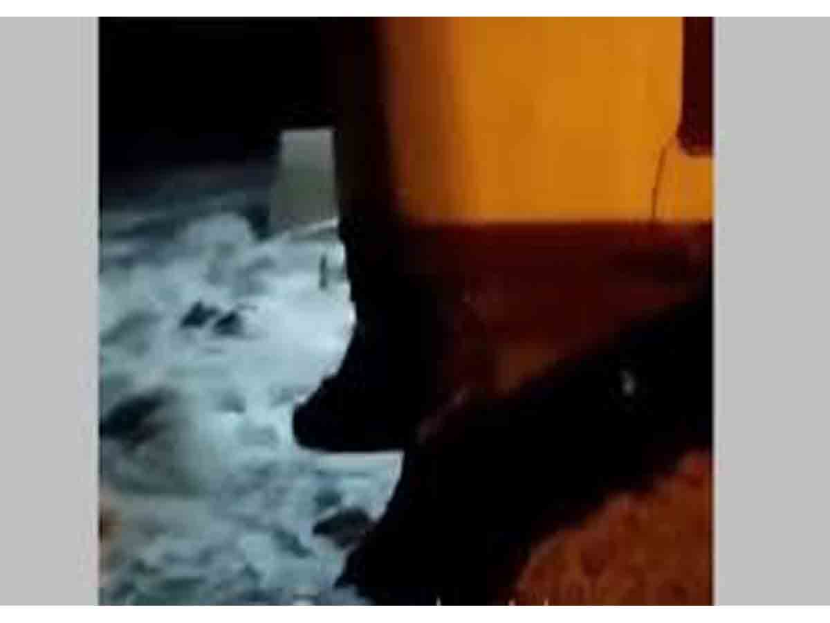 వైర‌ల్ వీడియో : స‌ముద్రంలో కుప్ప‌కూలిన రెండంత‌స్తుల భ‌వ‌నం