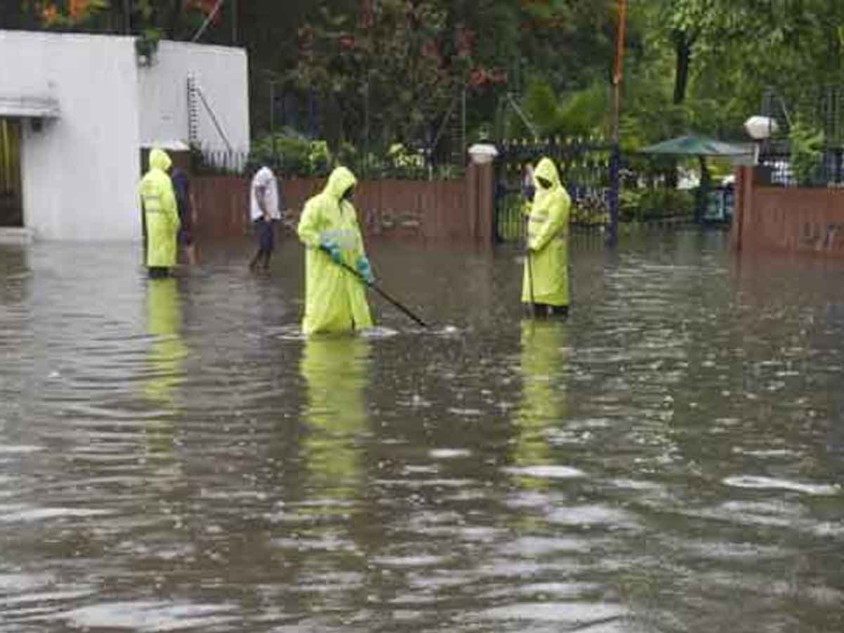 పాత వ‌ర‌ద వీడియోలు స‌ర్క్యూలేట్‌ చేస్తే చ‌ట్ట‌ప‌ర‌మైన చ‌ర్య‌లు