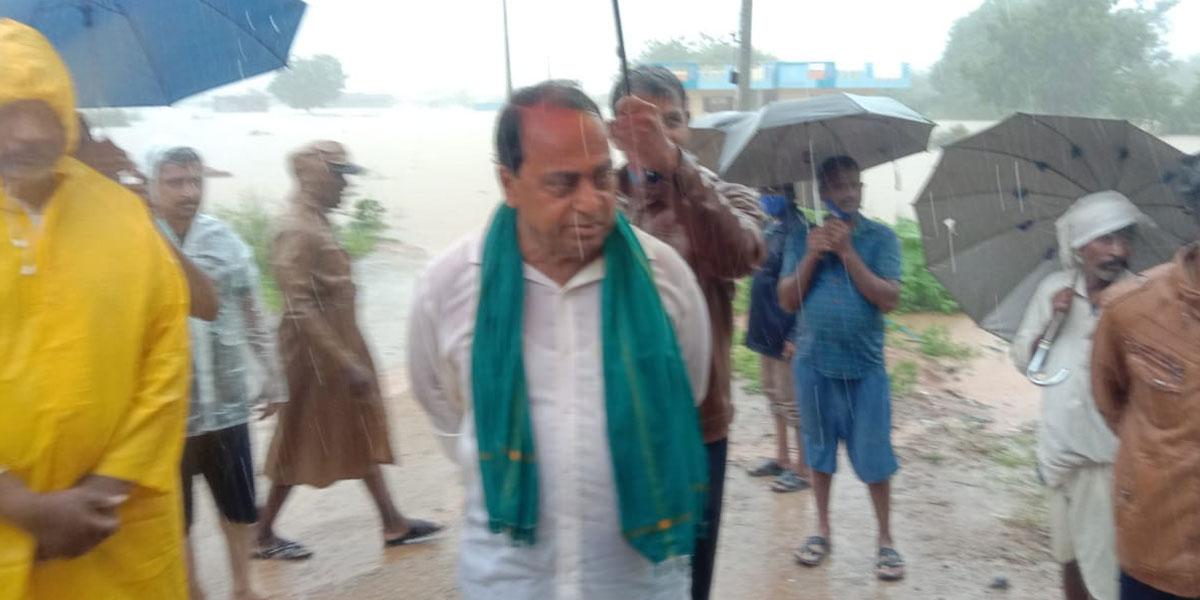 వ‌ర్ష ప్రభావిత ప్రాంతాల్లో ప‌ర్యటించిన మంత్రి ఐకే రెడ్డి