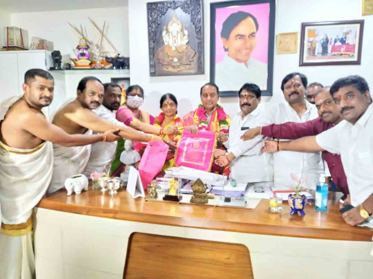 బ‌ల్కంపేట ఎల్ల‌మ్మ క‌ళ్యాణానికి మంత్రి ఇంద్ర‌క‌ర‌ణ్‌రెడ్డికి ఆహ్వానం