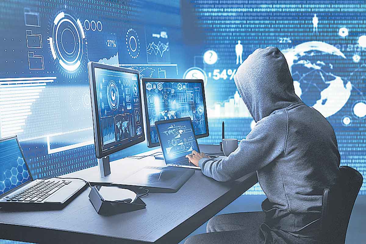 సర్వర్‌ హ్యాక్‌ చేసి.. ఖాతాలు తెరిపించి