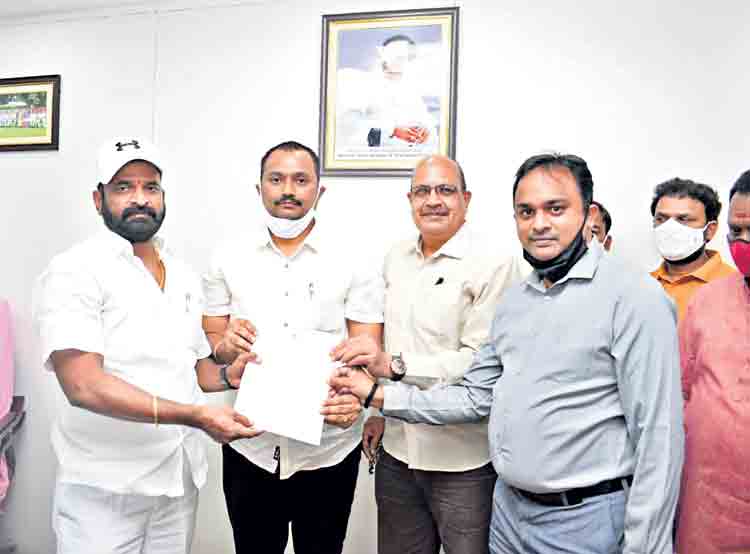 ఐపాస్ రిజిస్ట్రేషన్ ఫీజు తగ్గించండి