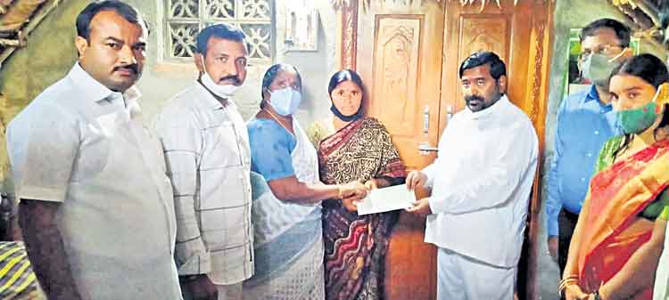 పేదింటి ఆడబిడ్డలకు కల్యాణలక్ష్మి వరం