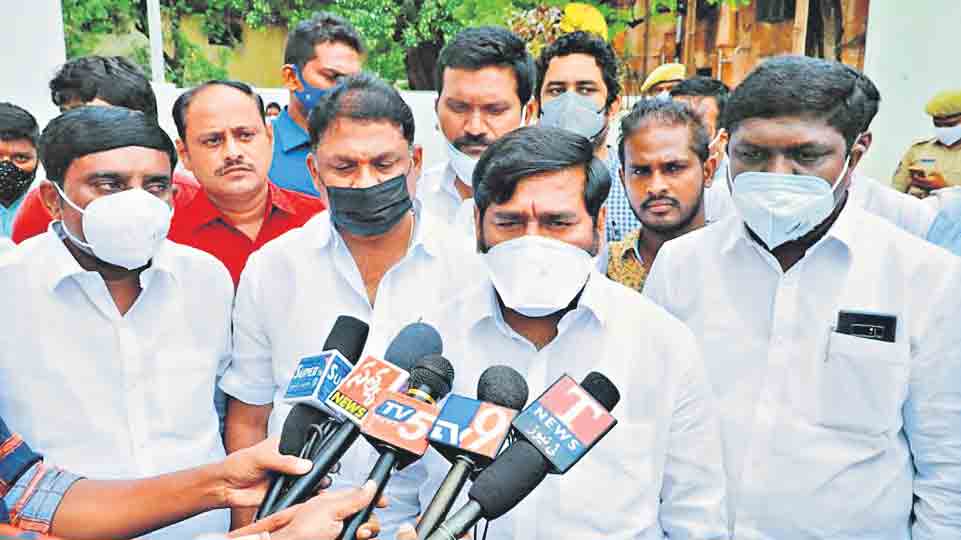 తండ్రిని మించిన దుర్మార్గుడు జగన్‌