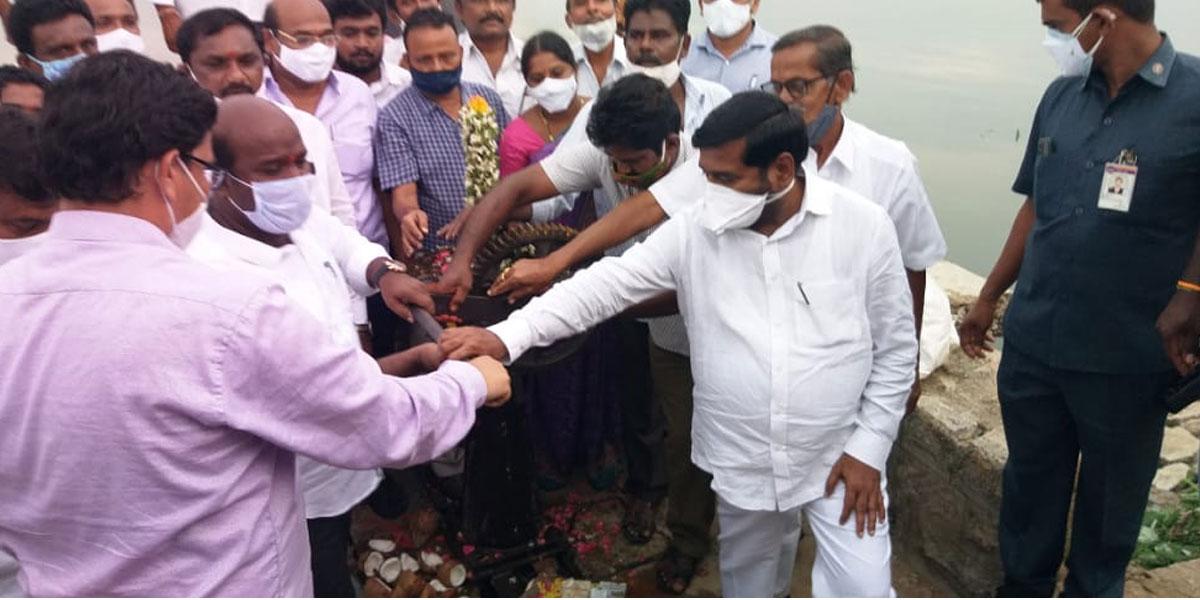 మూసీ కాల్వలకు నీటి విడుదల