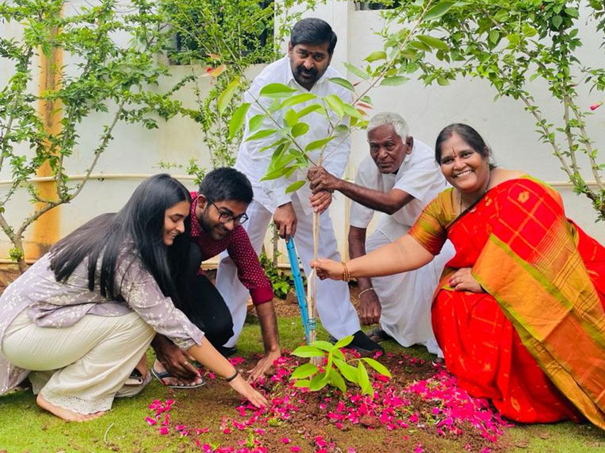 మొక్కలు నాటిన మంత్రి జగదీష్ రెడ్డి