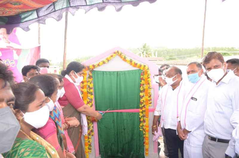 అభివృద్ధి పనులకు మంత్రుల శంకుస్థాపన