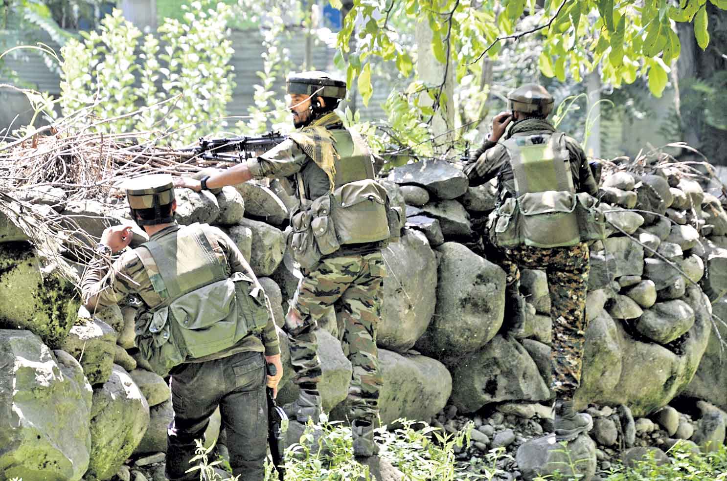 కశ్మీర్‌లో ఇద్దరు ఉగ్రవాదులు హతం