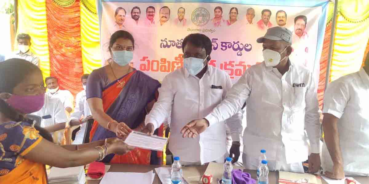 రేషన్‌ కార్డులు పంపిణీ చేసి ఎమ్మెల్యే అబ్రహం