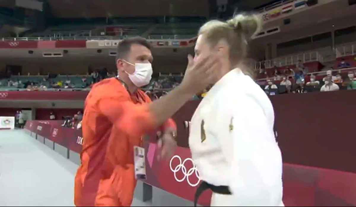 Tokyo Olympics: మ్యాచ్కు ముందు ప్లేయర్ను లాగిపెట్టి కొట్టిన కోచ్.. షాకింగ్ వీడియో