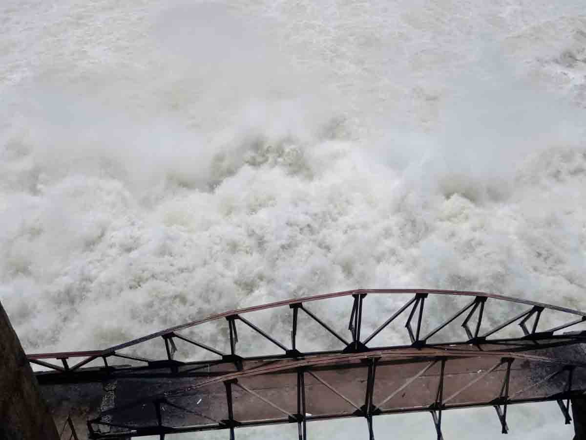 జూరాల ప్రాజెక్టు ఐదు గేట్లు ఎత్తివేత