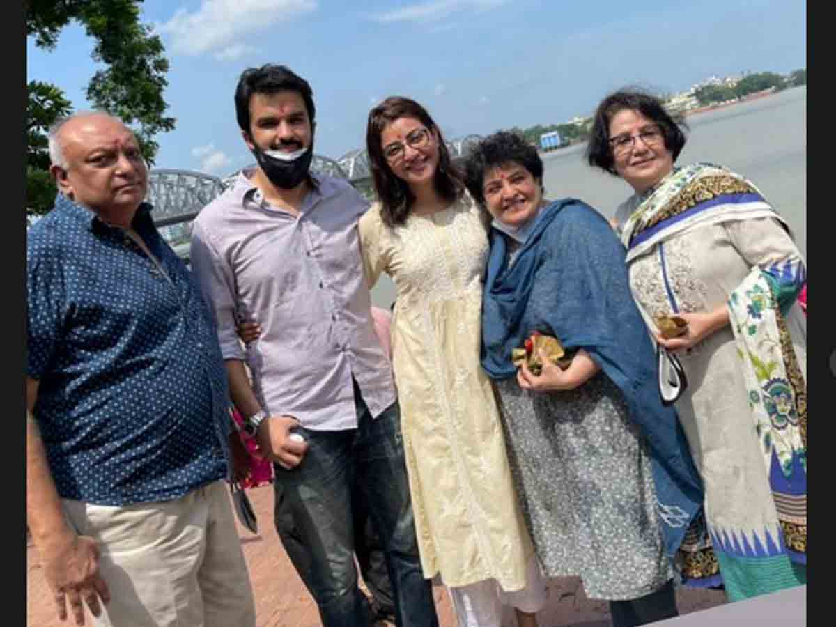 ఫ్యామిలీతో క‌లిసి దక్షిణేశ్వర దేవాలయాన్ని సంద‌ర్శించిన కాజ‌ల్