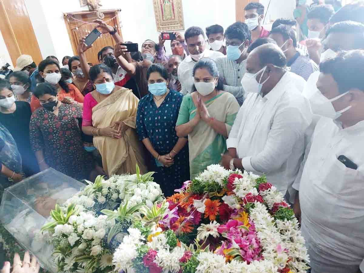 శోభారాణి భౌతిక‌కాయానికి ఎమ్మెల్సీ క‌విత నివాళి