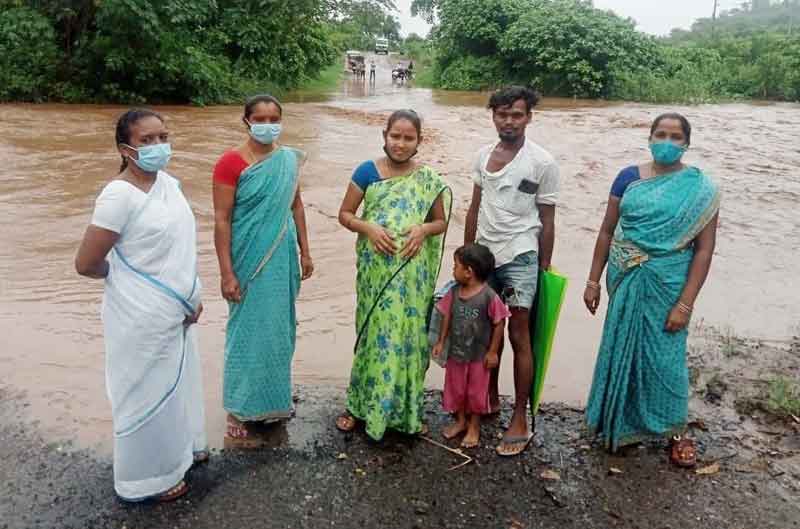 వాగు ప్రవాహంతో నిండు గర్భిణికి కష్టాలు