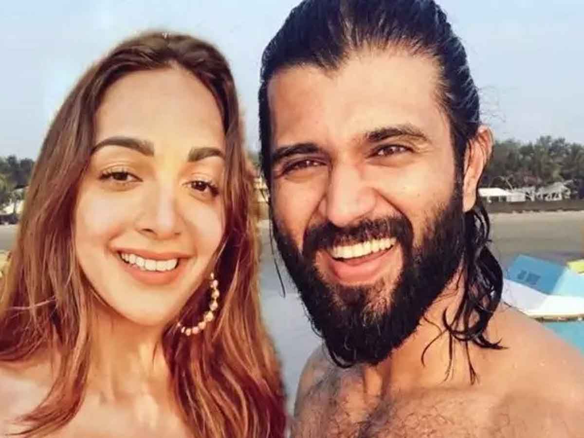 గోవా బీచ్‌లో విజ‌య్ దేవ‌ర‌కొండతో ఎంజాయ్ చేస్తున్న‌ బాలీవుడ్ బ్యూటీ