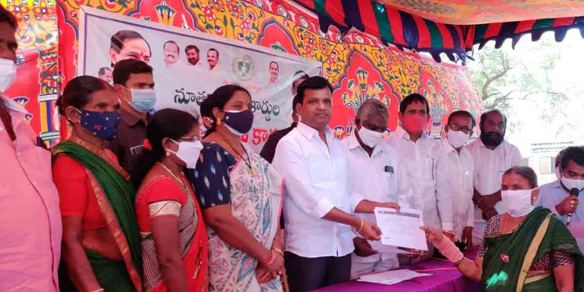 రేషన్ కార్డులు పంపిణీ చేసిన ఎమ్మెల్యే కిషోర్ కుమార్