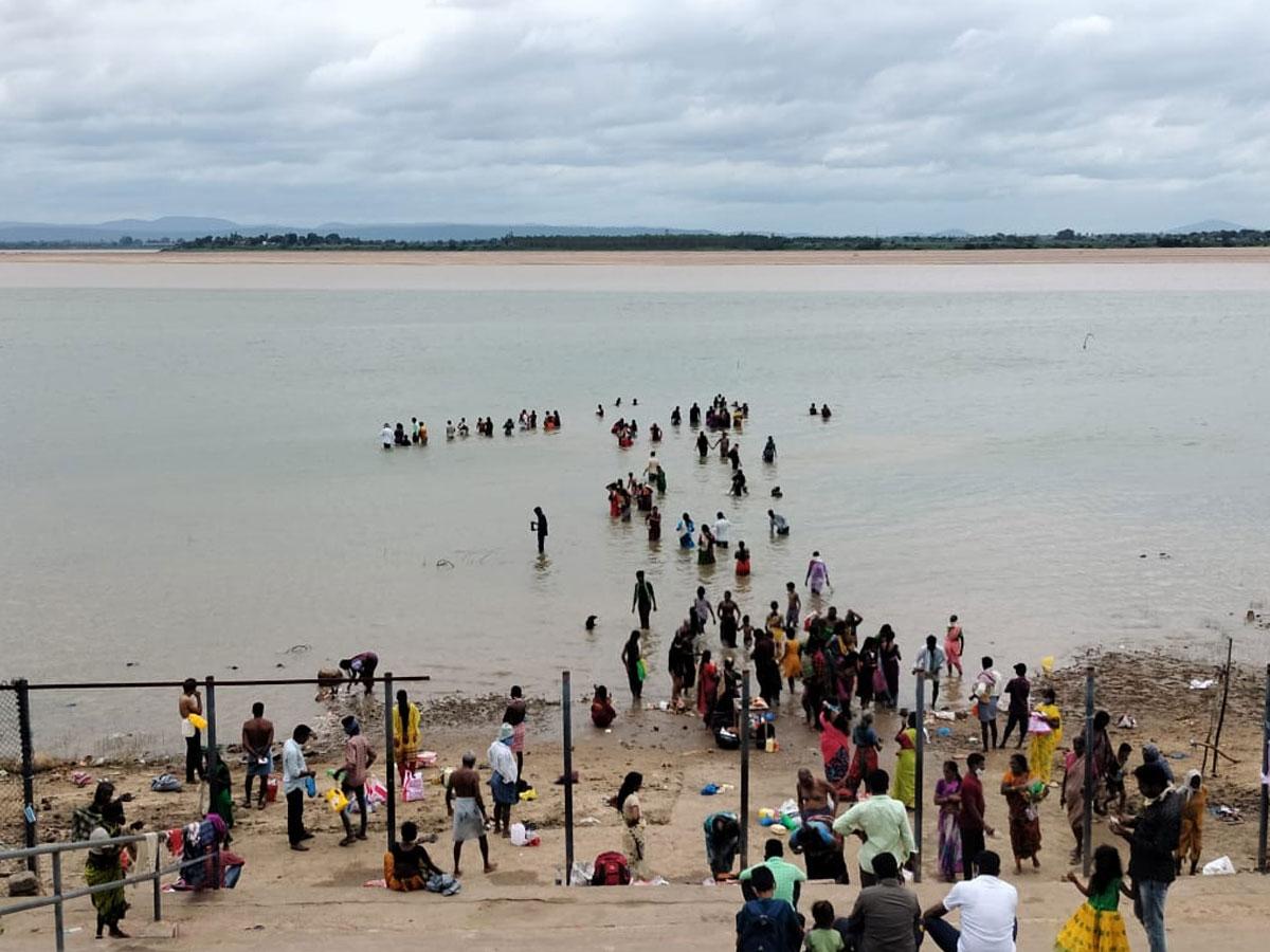 కాళేశ్వరంలో భక్తుల సందడి