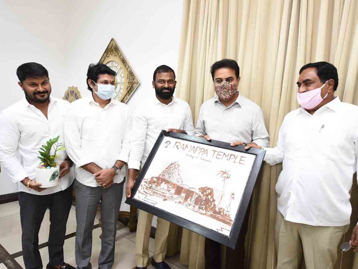 మంత్రి కేటీఆర్‌కు రామప్ప ఆలయం చిత్రపటం బహూకరణ