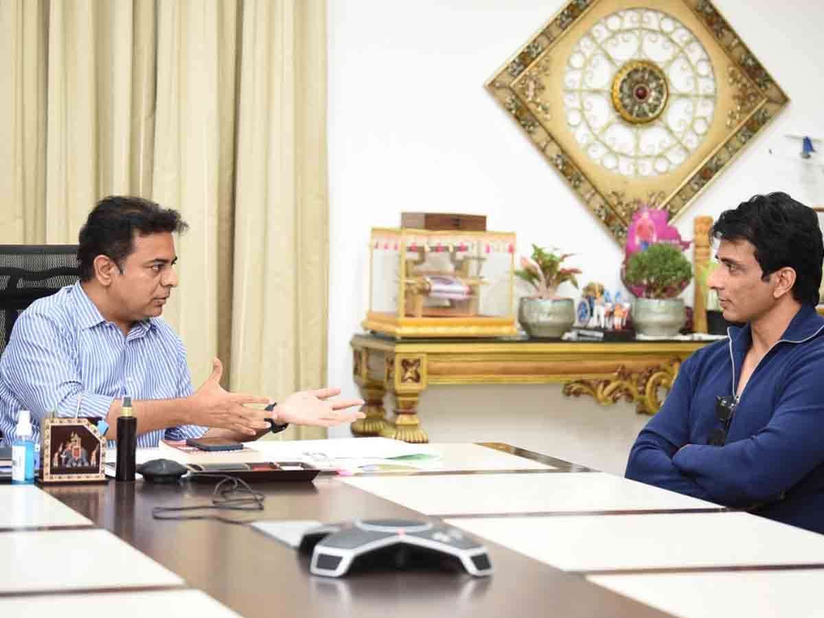 మంత్రి కేటీఆర్‌ని కలిసిన ప్రముఖ నటుడు సోనూసూద్