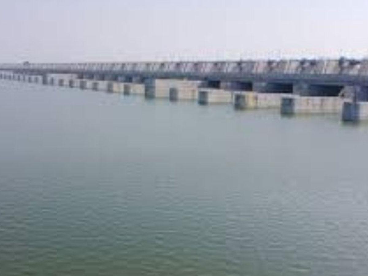 లక్ష్మీ బరాజ్‌లో 38 గేట్ల ఎత్తివేత