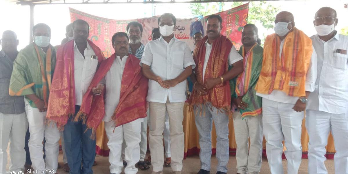 రేషన్ కార్డులు స్వచ్ఛందంగా వదులుకున్న ప్రజాప్రతినిధులు