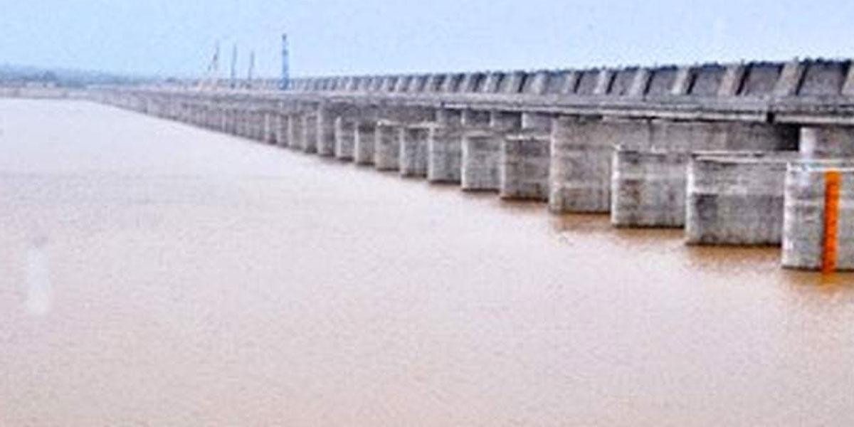 లక్ష్మీ బరాజ్‌లో 24 గేట్ల ఎత్తివేత