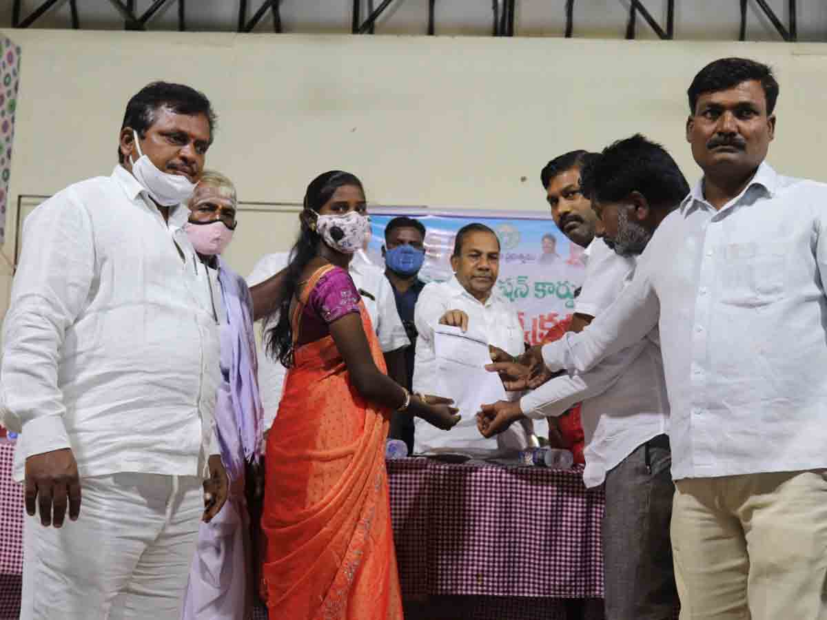 పేదల సంక్షేమానికి ప్రభుత్వం కృషి : ఎమ్మెల్యే మాణిక్యరావు