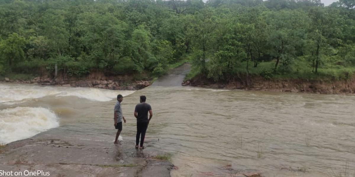 మత్తడి దుంకుతున్న లక్నవరం సరస్సు