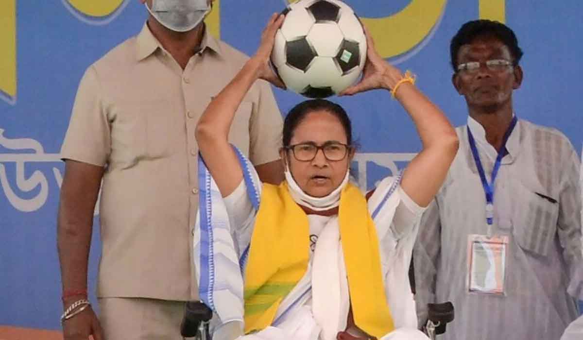 50 వేల ఫుట్‌బాల్‌లు పంచ‌నున్న మ‌మ‌తా బెన‌ర్జీ