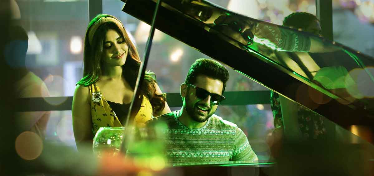 అంతులేని కళ్లలోకి అందమొచ్చి దూకింది