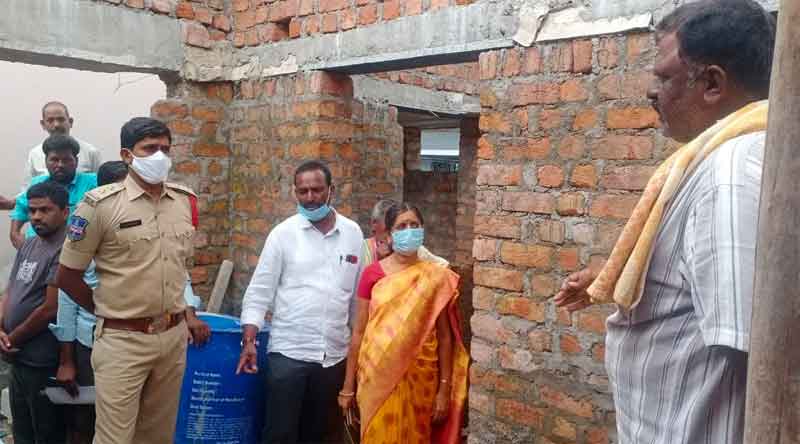 ఇంటి పునాదులు తవ్వుతుండగా..బయటపడిన బంగారు నాణేలు