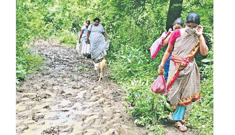 10 కిలోమీటర్లు నడిచి.. వైద్యం చేసి