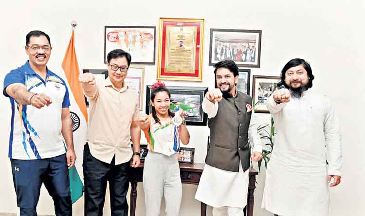 మీరాబాయికి ఘన స్వాగతం