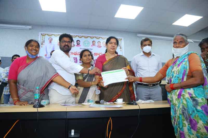 పేదల పెన్నిధి సీఎం కేసీఆర్‌