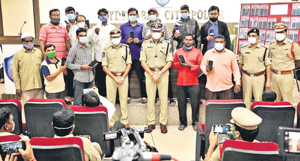 వాళ్లు పోగొట్టుకున్నారు.. పోలీసులు పట్టి తెచ్చారు!!