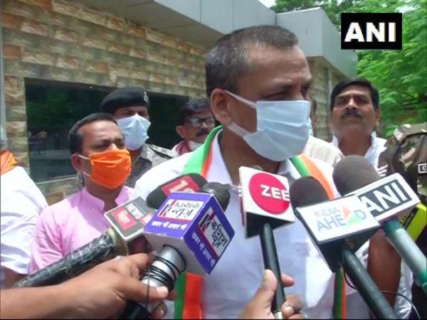 ‘వారు పాకిస్తాన్ పాట పాడుతున్నారు’