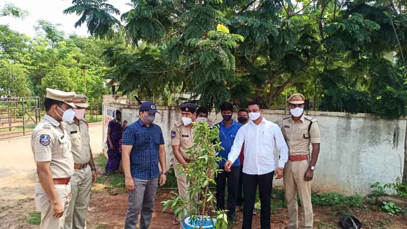 పోలీసులు ప్రజలతో మమేకం కావాలి