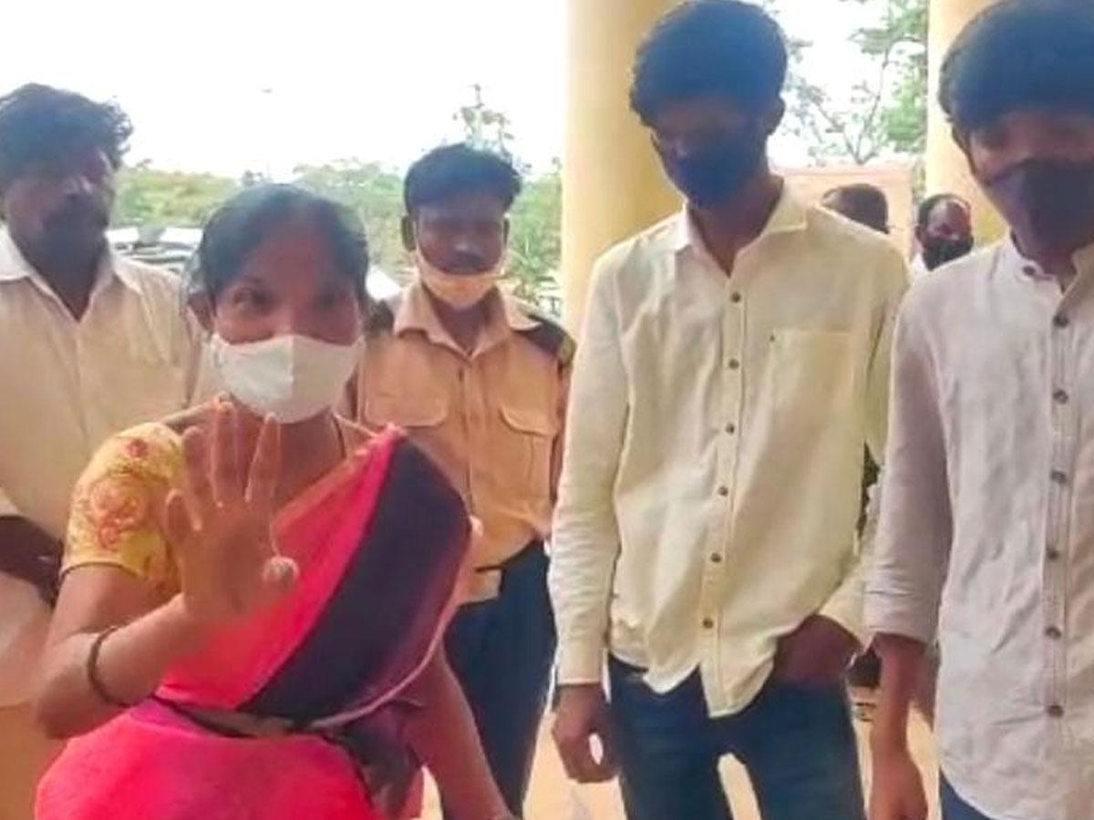 కలెక్టరేట్‌ ముందు మహిళ ఆత్మహత్యాయత్నం