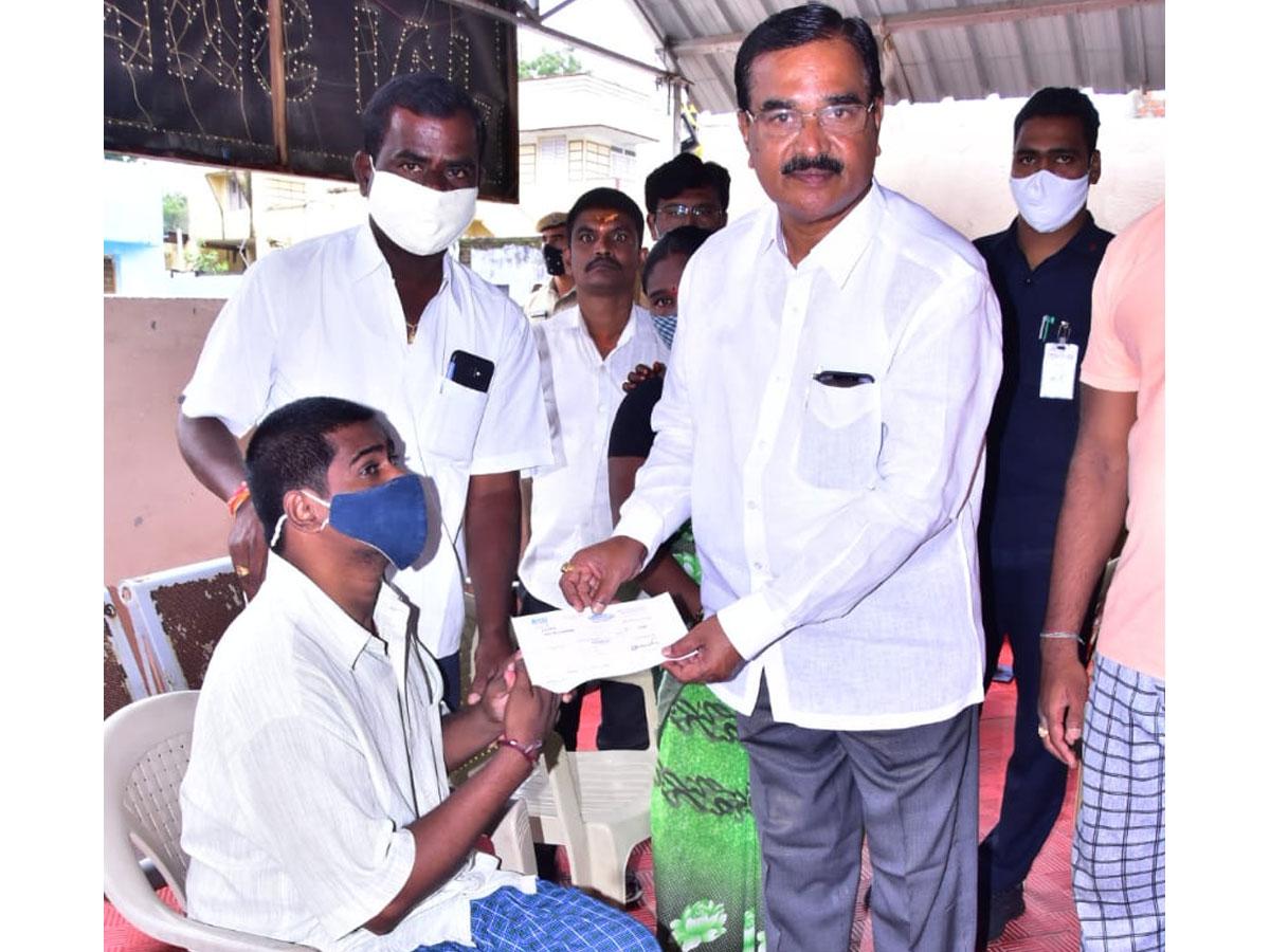 సీఎంఆర్ఎఫ్ చెక్కులు పంపిణీ చేసిన మంత్రి నిరంజన్ రెడ్డి