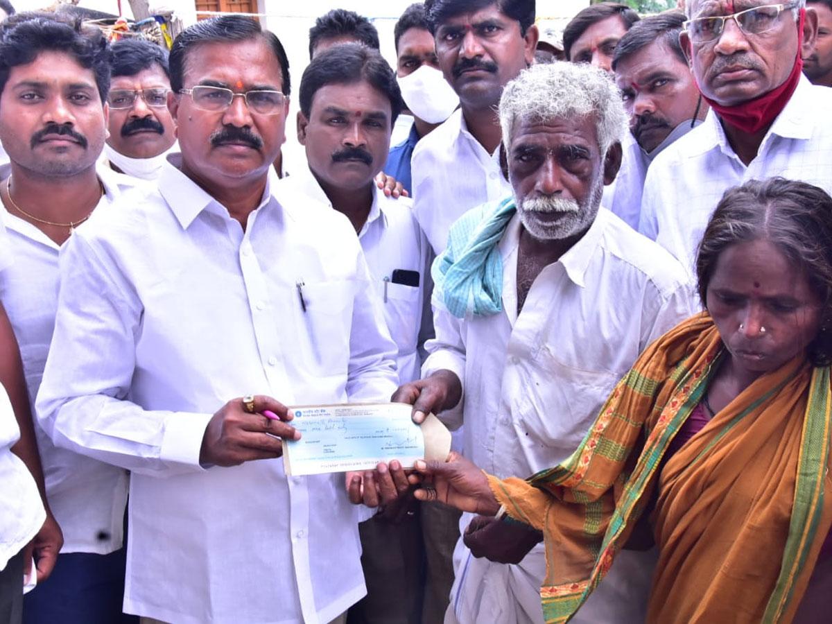 బాధిత కుటుంబానికి ఆర్థిక సాయం అందజేసిన మంత్రి
